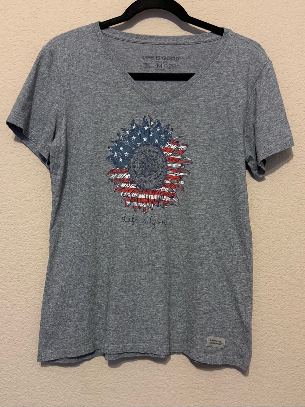 Life Is Good Women's V-Neck Tee-USA Colors Sunflower Crusher Lite Short Sleeve M
